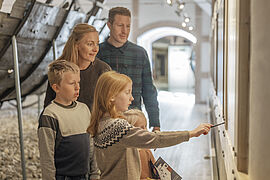 Familie på museumsbesøg